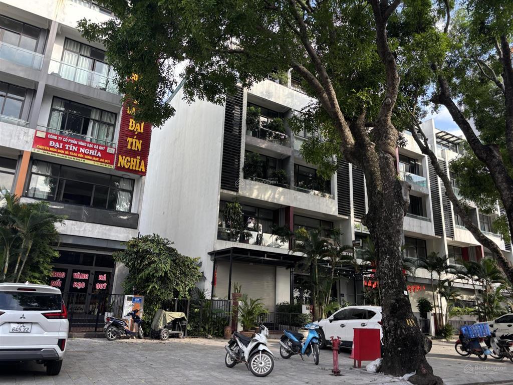 Bán nhà 5.5 tầng thang máy mặt phố đức giang lại mặt vườn hoa 93.5m2 chỉ 26.5 tỷ giá cực tốt