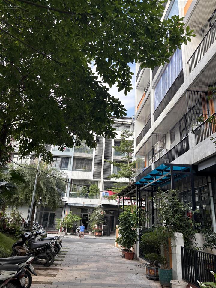 Bán nhà 5.5 tầng thang máy mặt phố đức giang lại mặt vườn hoa 93.5m2 chỉ 26.5 tỷ giá cực tốt