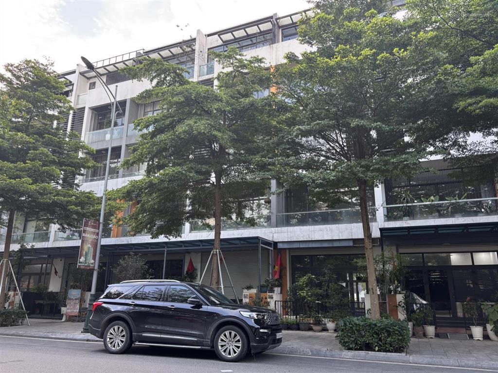 Bán nhà 5.5 tầng thang máy mặt phố đức giang lại mặt vườn hoa 93.5m2 chỉ 26.5 tỷ giá cực tốt