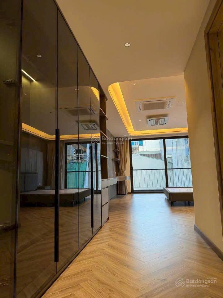 Bán căn nhà phố khu phân lô phố trạmphố cổ linh 7.5 tầng bề thế hè rộng mênh mông 62m2 hướng mát