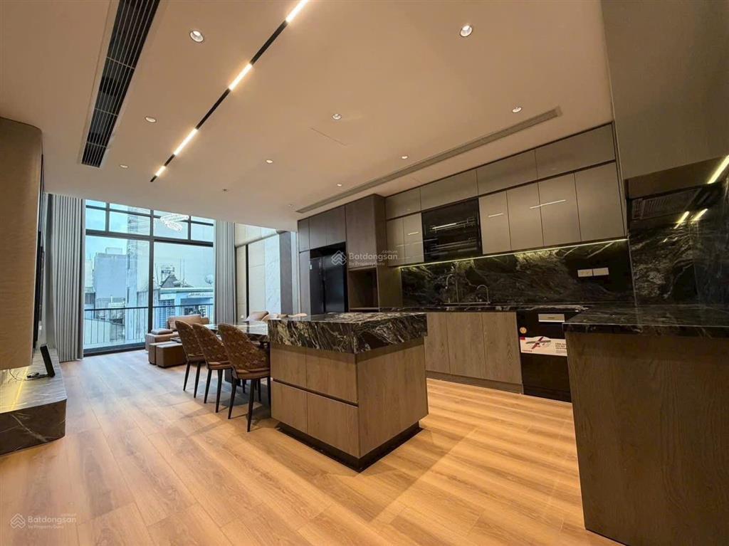 Bán căn nhà phố khu phân lô phố trạmphố cổ linh 7.5 tầng bề thế hè rộng mênh mông 62m2 hướng mát