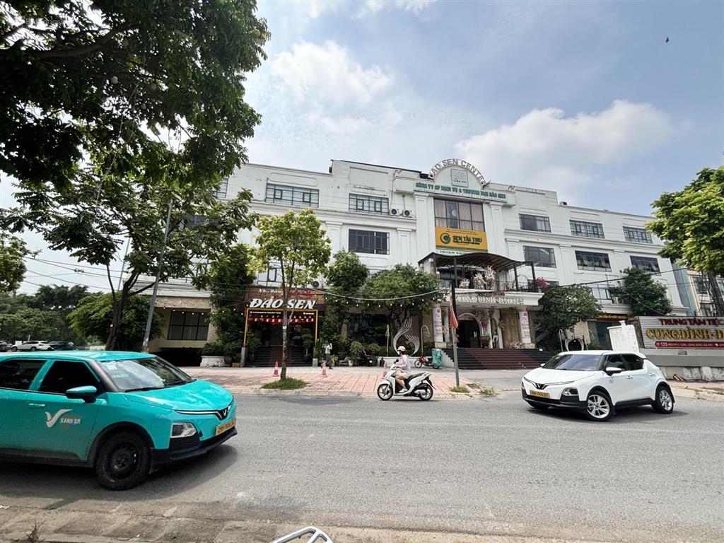 Cho thuê sàn văn phòng 900m² có tầng hầm thang máy ở sân golf long biên cạnh vietnam airlines