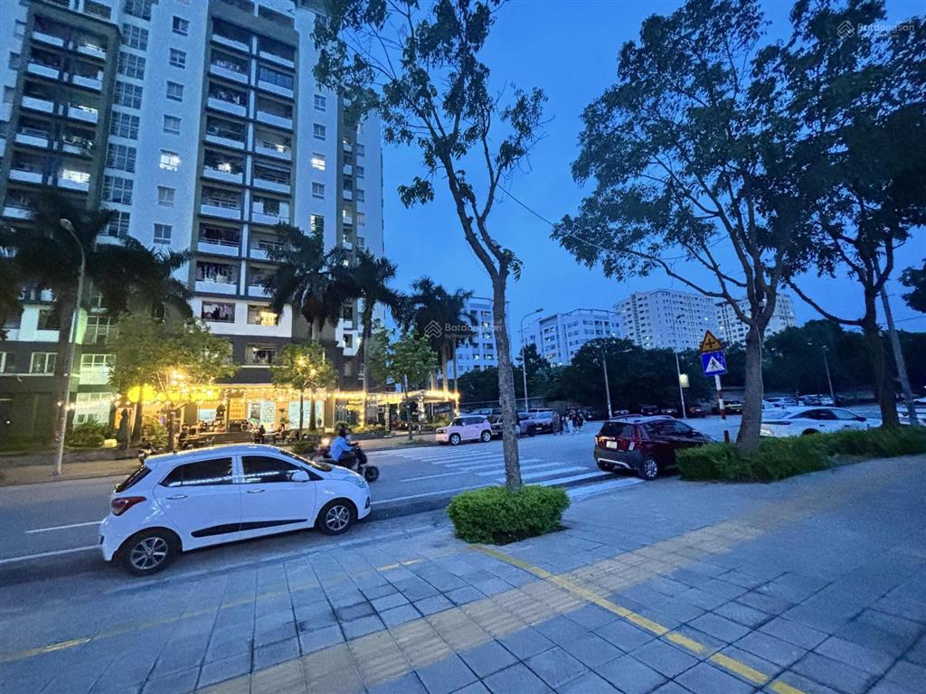 Bán căn hộ góc 57m2 tầng đẹp thoáng toà n07 kđt sài đồng mới xây ở được 3 năm 2 ngủ 3.75 tỷ full đồ
