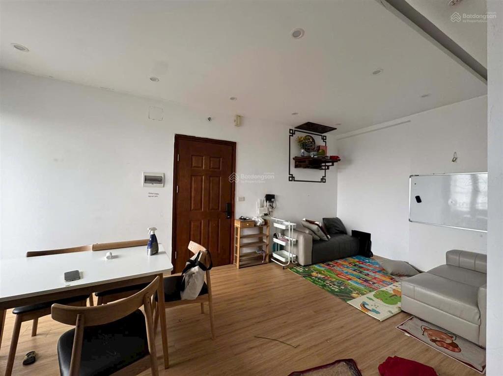 Bán căn hộ góc 57m2 tầng đẹp thoáng toà n07 kđt sài đồng mới xây ở được 3 năm 2 ngủ 3.75 tỷ full đồ