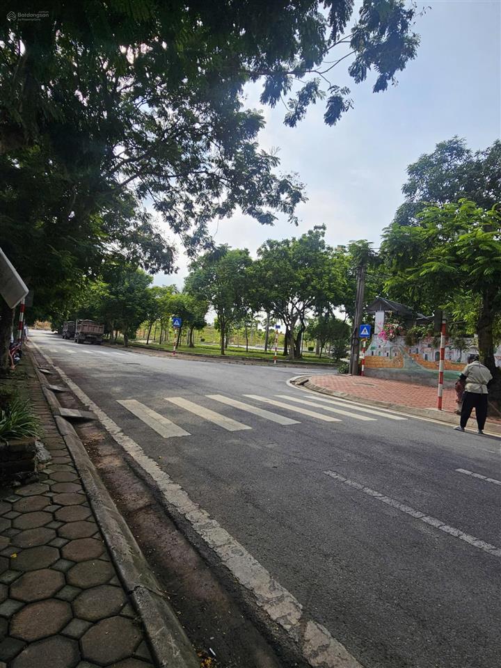 Bán căn nhà mới tinh 6.5 tầng thang máy đồ hiện đại mặt hồ công viên tại thạch bàn 58.3m2  23.8tỷ