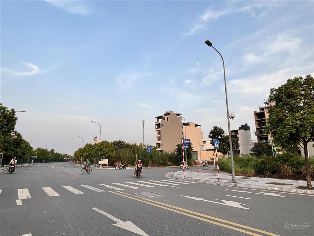 Vipđất đấu giá ngay cạnh hồ điều hoà 30ha cự khối xây cao tầng rất đẹp 65m2 chỉ 16.5 tỷ giá tốt