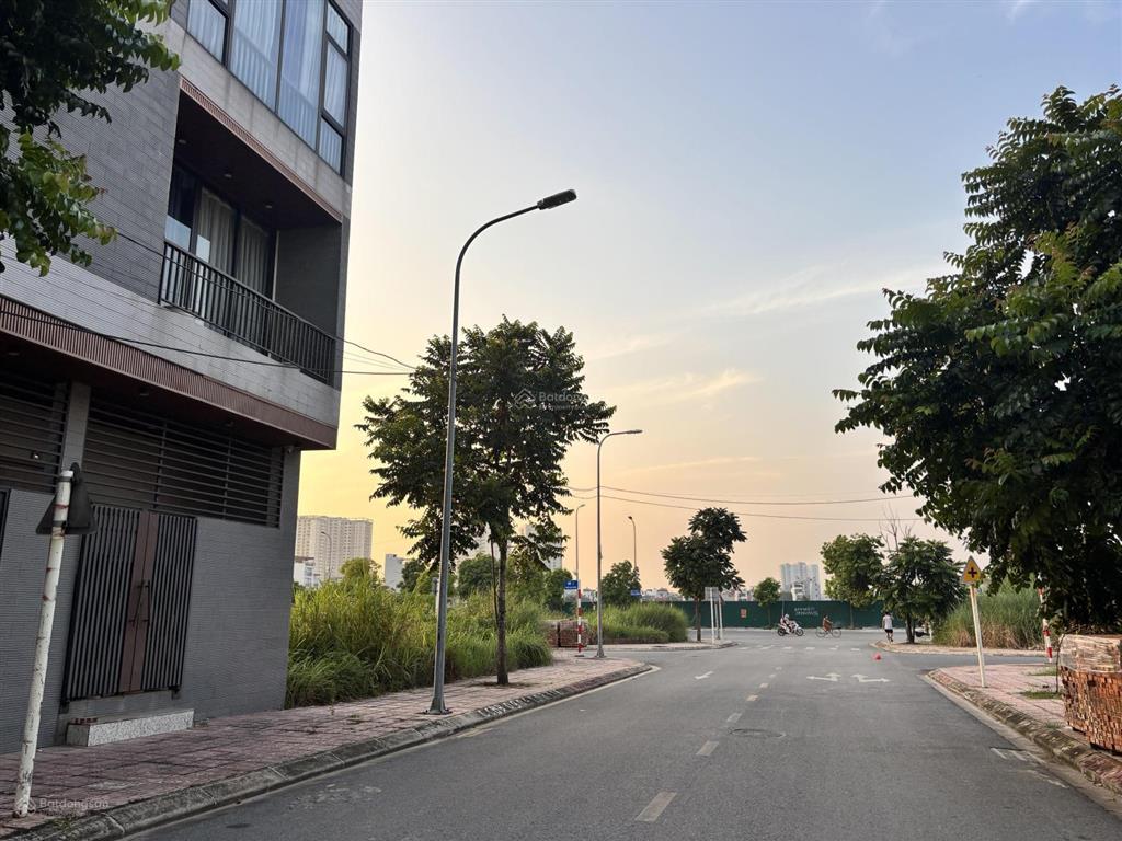 Vipđất đấu giá ngay cạnh hồ điều hoà 30ha cự khối xây cao tầng rất đẹp 65m2 chỉ 16.5 tỷ giá tốt