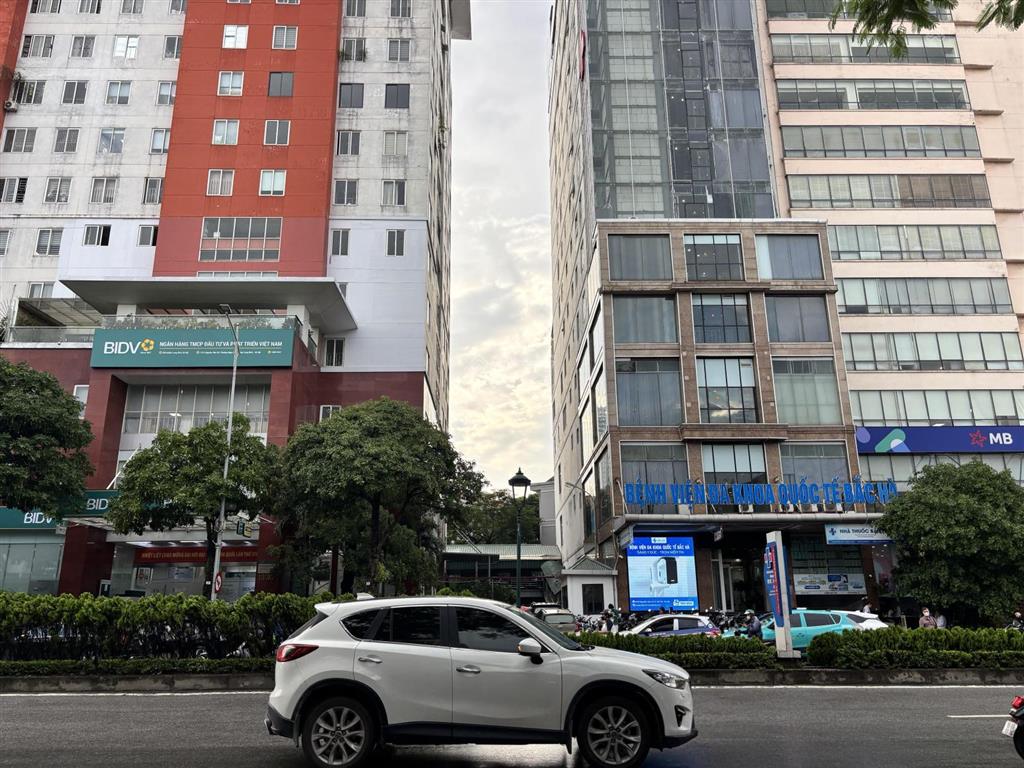 Bán căn hộ tòa nhà bidv mặt phố nguyễn văn cừ view đông nam tầng cao thoáng mát 94m2 chỉ 7.5 tỷ