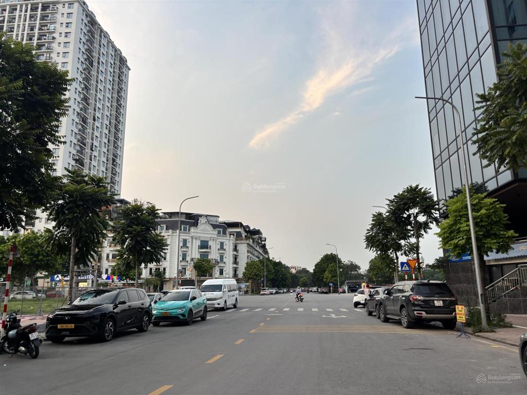 Hiếm bán căn nhà lô góc mặt hồ 3ha tại trung tâm bồ đề phố hồng tiến 100m2 chỉ hơn 30 tỷ giá trị