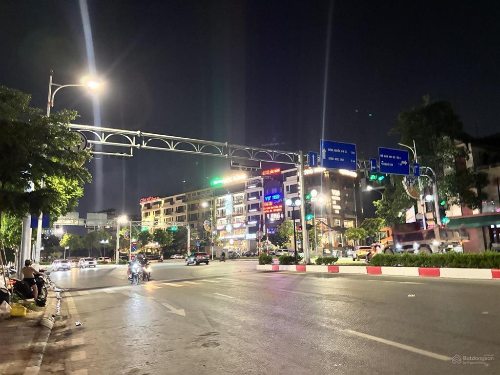 Hiếm bán căn nhà lô góc mặt hồ 3ha tại trung tâm bồ đề phố hồng tiến 100m2 chỉ hơn 30 tỷ giá trị