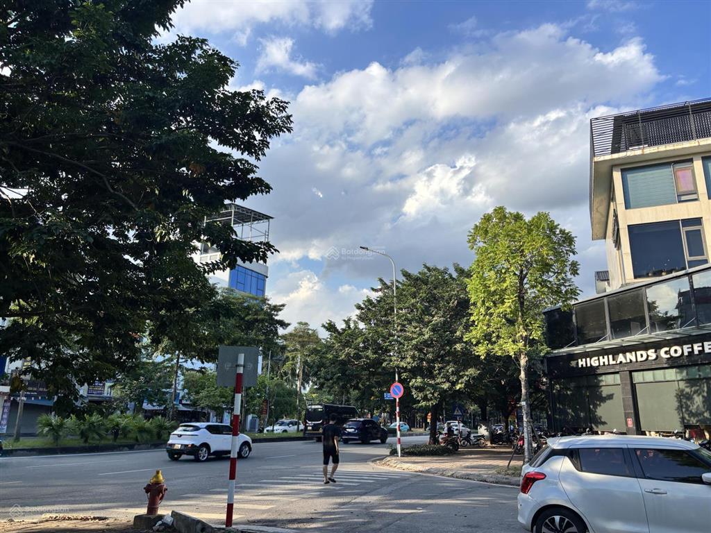 Nhà đẹp phân lô phố chu huy mân cạnh kđt sài đồng  vinhomes riverside gần aeon 100m2 chỉ 27,5 tỷ