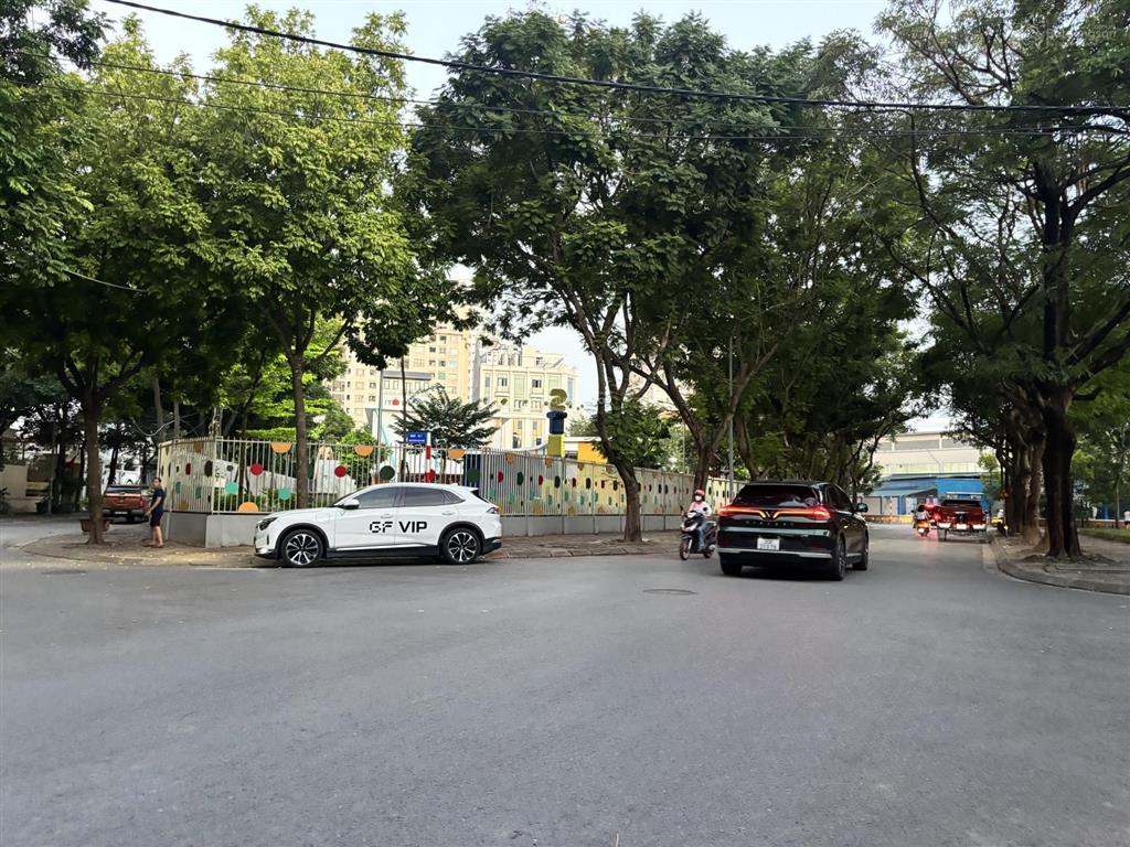 Nhà đẹp phân lô phố chu huy mân cạnh kđt sài đồng  vinhomes riverside gần aeon 100m2 chỉ 27,5 tỷ