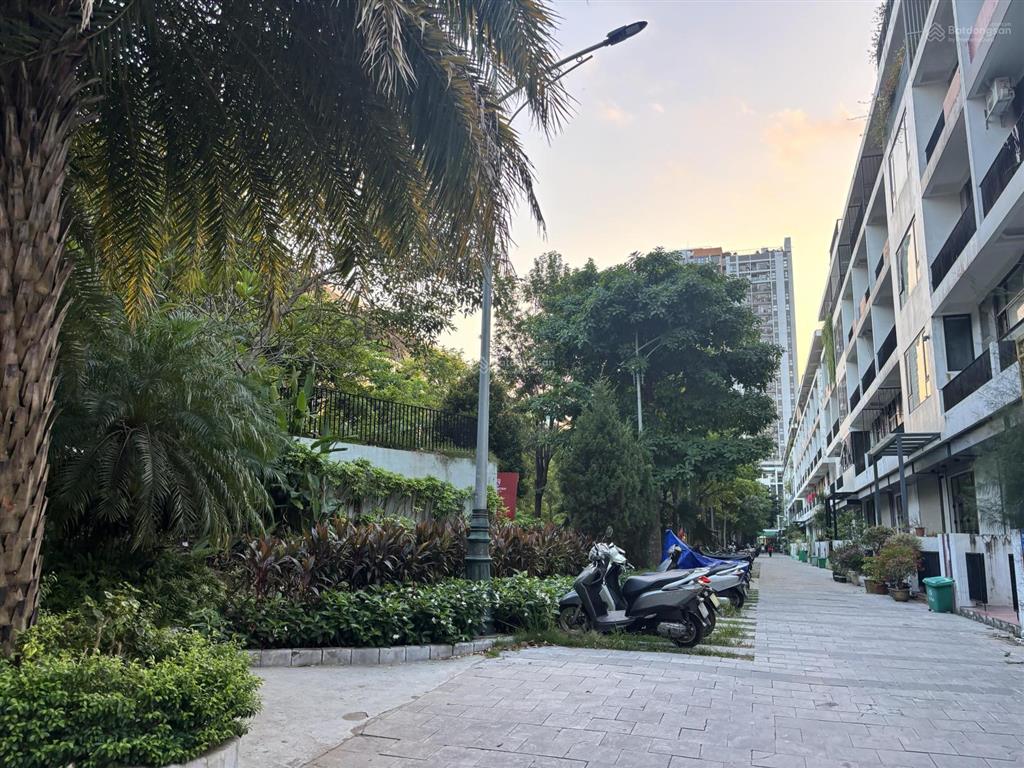 Hiếm  giá cực rẻ cho căn nhà 5 tầng thang máy hai mặt đường mặt phố đức giang 94m2 rất giá trị