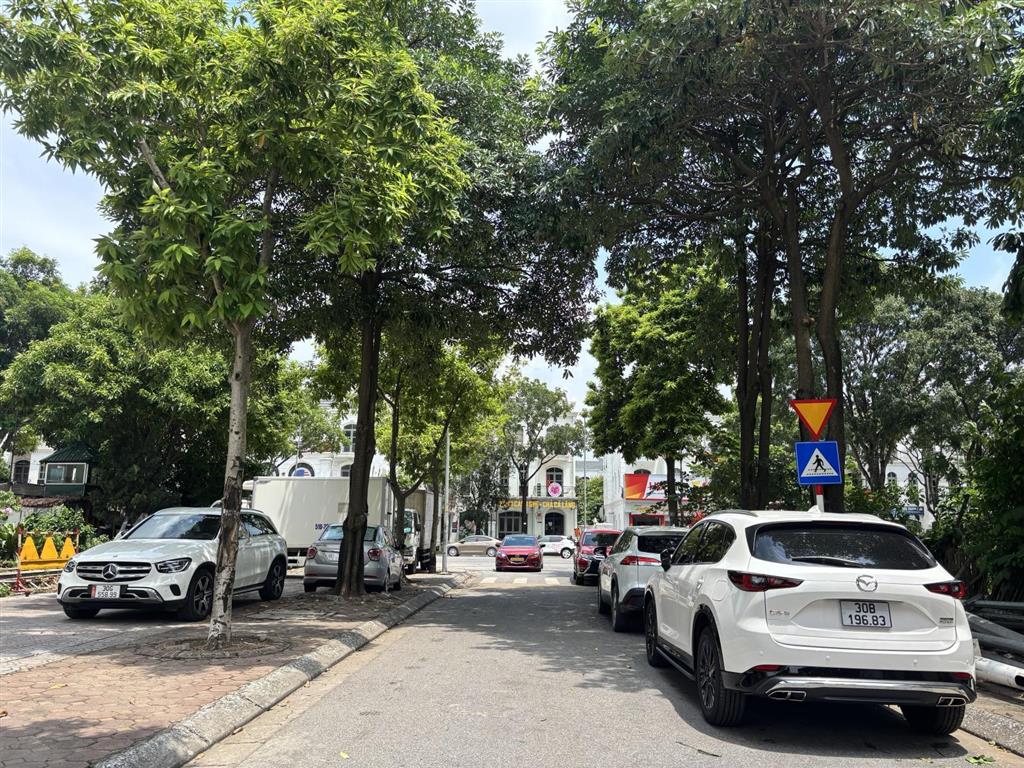 Vip  bán căn biệt thự đơn lập kđt sài đồng gần hồ công viên nhà đẹp 4 tầng 270m2 giá chỉ 54 tỷ