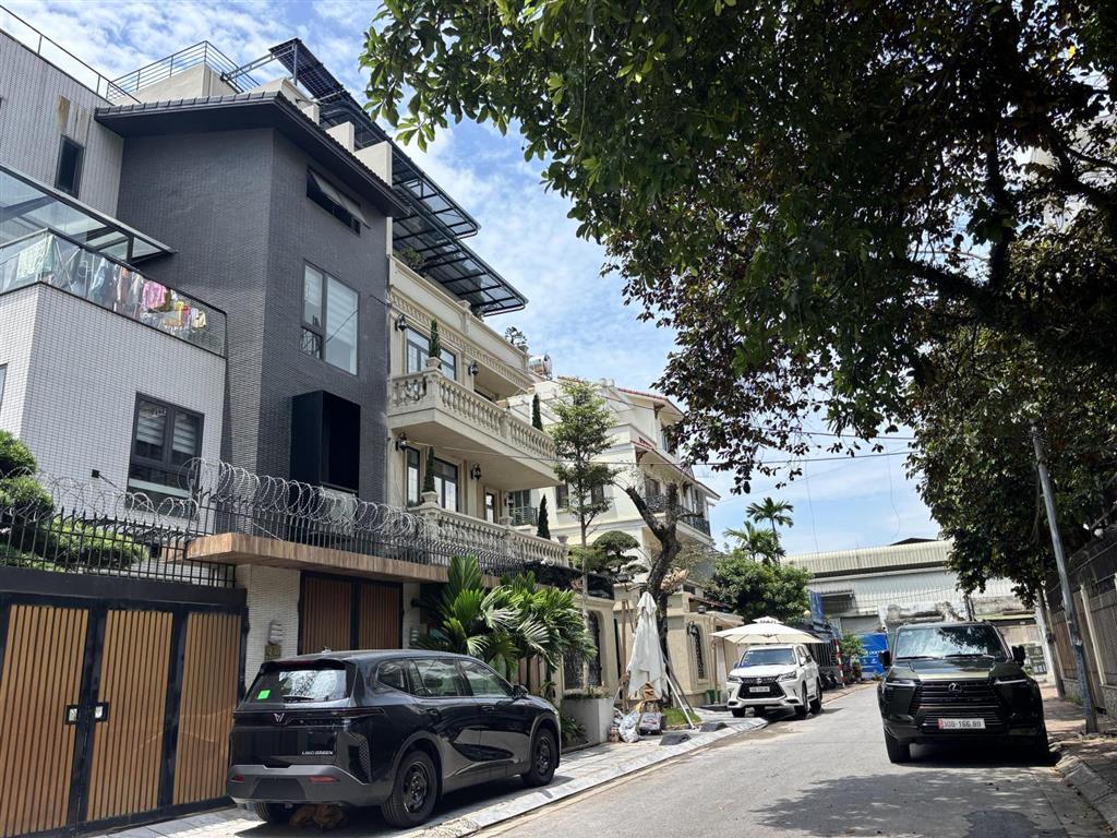 Vip  bán căn biệt thự đơn lập kđt sài đồng gần hồ công viên nhà đẹp 4 tầng 270m2 giá chỉ 54 tỷ