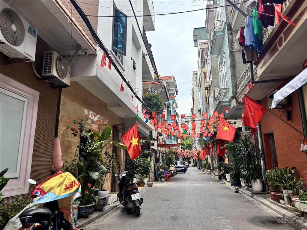 Hiếm  nhà 4.5 tầng ngõ 6m ngay phố và chợ sài đồng 40m2 mặt tiền 4.2m giá chỉ 8.5 tỷ