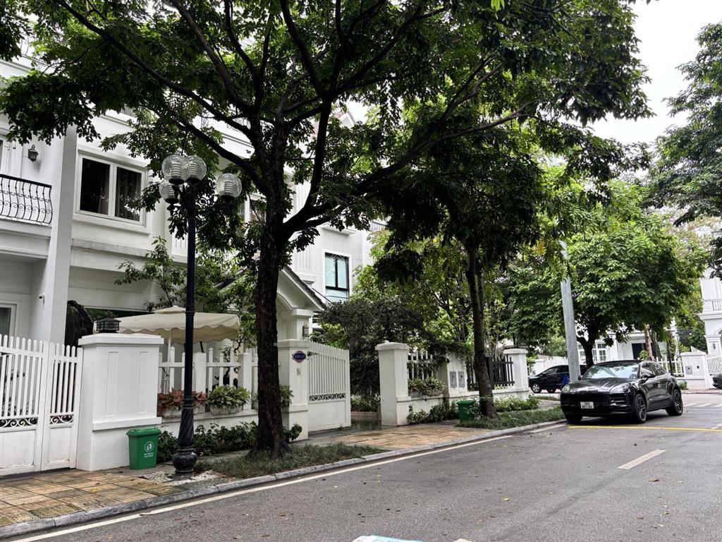 Bán căn biệt thự khu anh đào vinhomes riverside long biên hướng mát, rất đáng sống  giá hợp lý