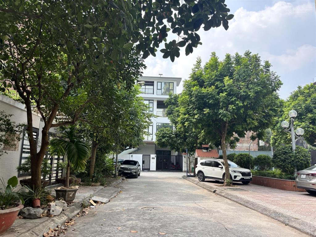 Vipbiệt thự căn góc thô 4 tầng 2 mặt đường view thoáng ngay sau phố sài đồng sầm uất 200m2  49 tỷ