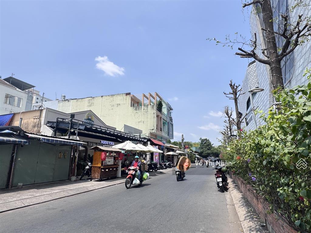 Hàng hiếm ngay gigamall  xd hầm + 6 tầng  dt 4.5*18.5m (cn 65.3m²)  giá 11 tỷ