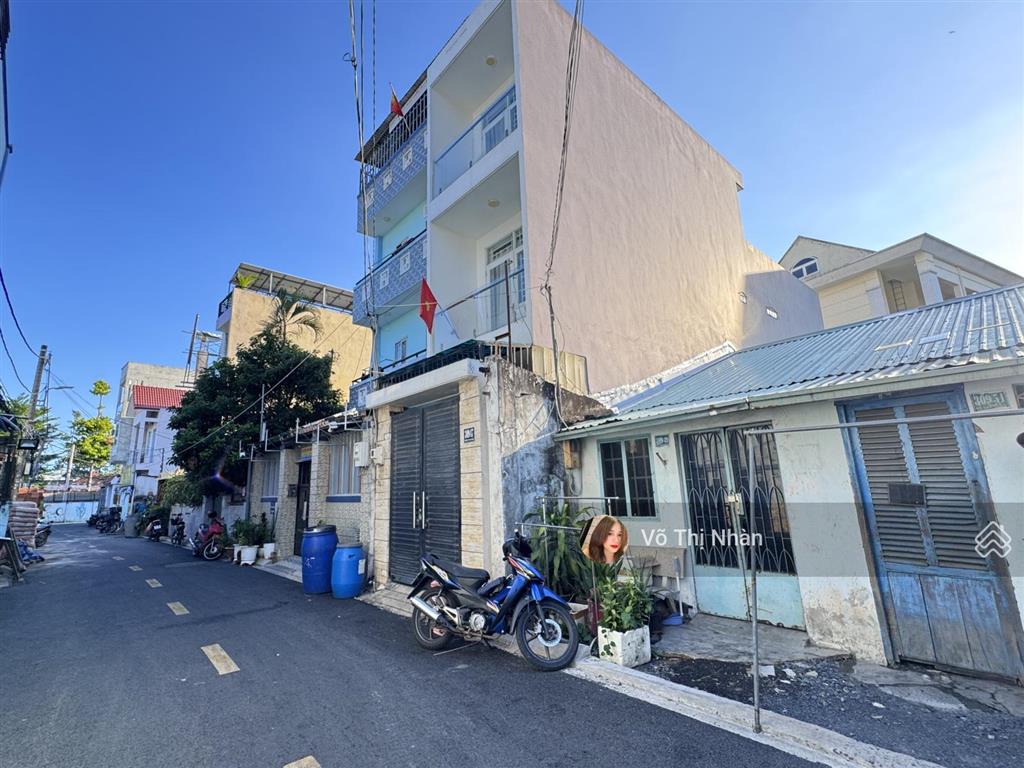 Siêu phẩm ngay võ văn ngân 6*14.8m ~89m2  kế bên đhspkt  phù hợp xây chdv  đường xe hơi tránh