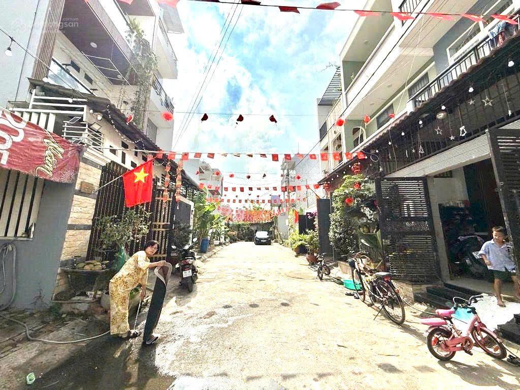 Đất 81m2  4,5 tỷ bưng ông thoàn  liên phường p phú hữu quận 9