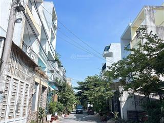 Bán lô góc 161m2 9,3x17,7m p phú hữu, quận 9 giáp quận 2 8,1 tỷ sổ hồng đường xe tải 0764 994 ***