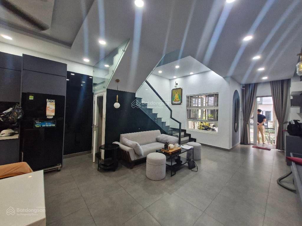 Bán nhà 3 tầng xe hơi đậu cửa 75m2 5x15m p phú hữu quận 9 lvcc 5,8 tỷ
