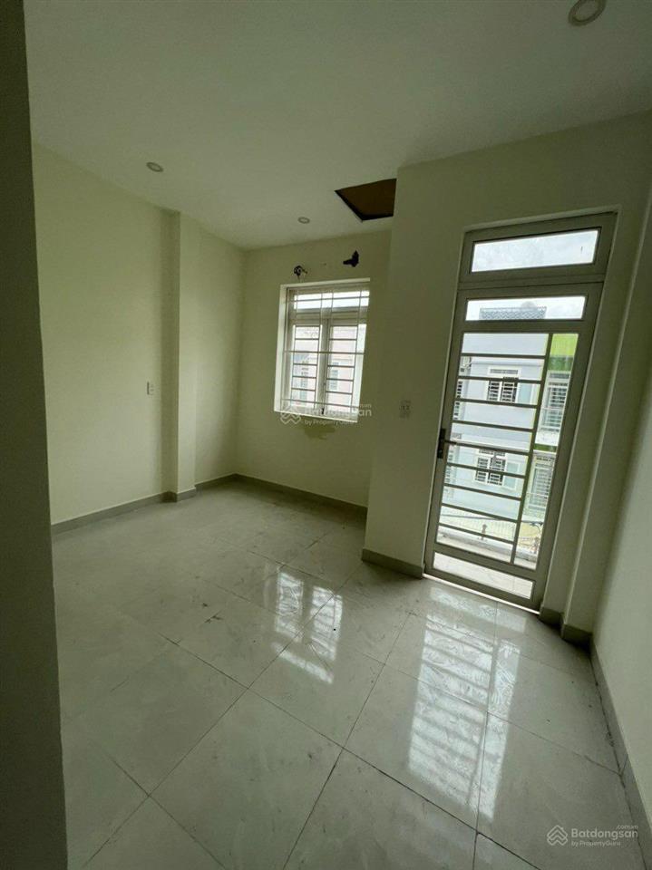 Chính chủ  nhà ngay tiểu học phú hữu quận 9 3 tầng 4pn đậu oto 8 triêu/ thángu