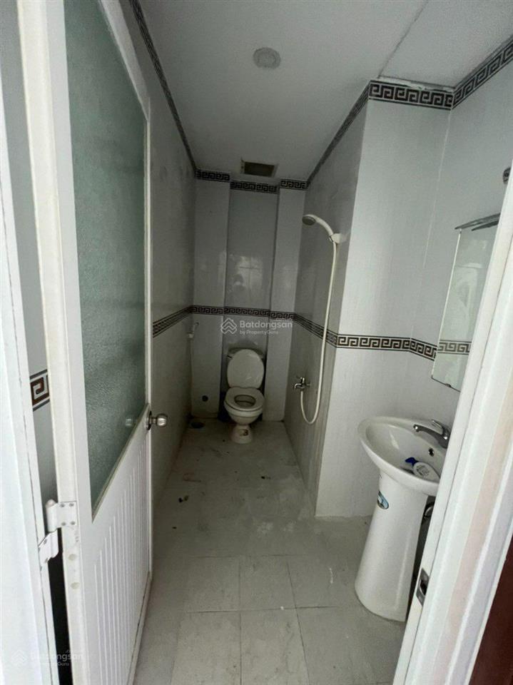 Chính chủ  nhà ngay tiểu học phú hữu quận 9 3 tầng 4pn đậu oto 8 triêu/ thángu