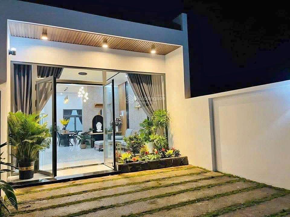 Chính chủ cần bán gấp căn nhà ngay mặt tiền đường trịnh quang nghị  shr
