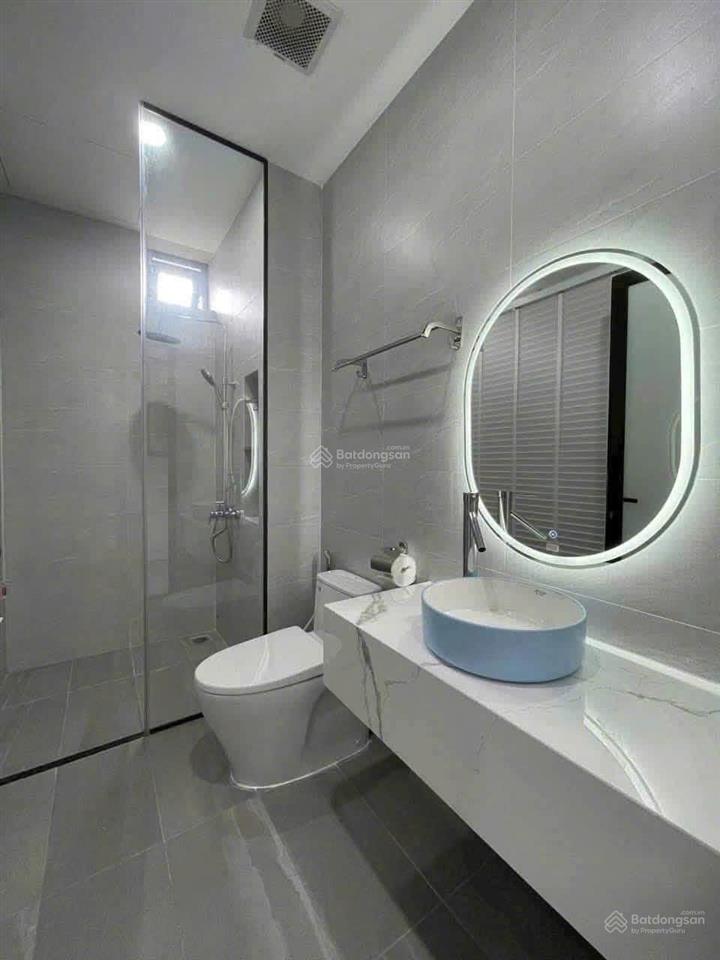 Nhà 1 trệt 1 lầu 4 phòng ngủ rộng rãi, dọn vào ở ngay  cách chợ bình chánh 100m