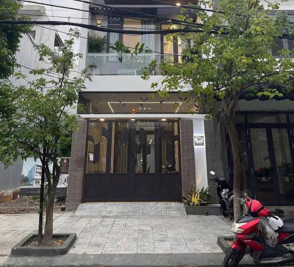 Nhà 1 trệt 1 lầu 4 phòng ngủ rộng rãi, dọn vào ở ngay  cách chợ bình chánh 100m