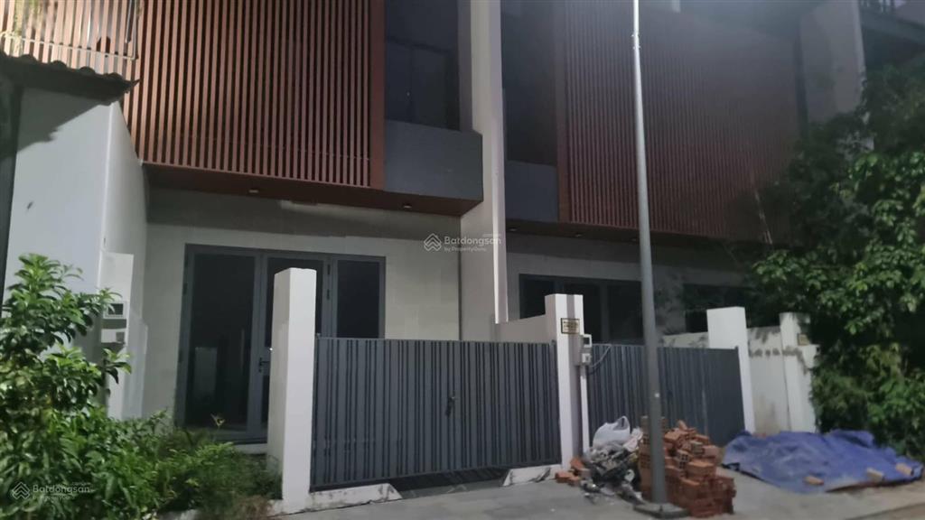 Nhà thô đẹp  3 tầng  trước nhà trải nhựa đường 10m có vỉa hè  sát dự án gs  733 nguyễn bình