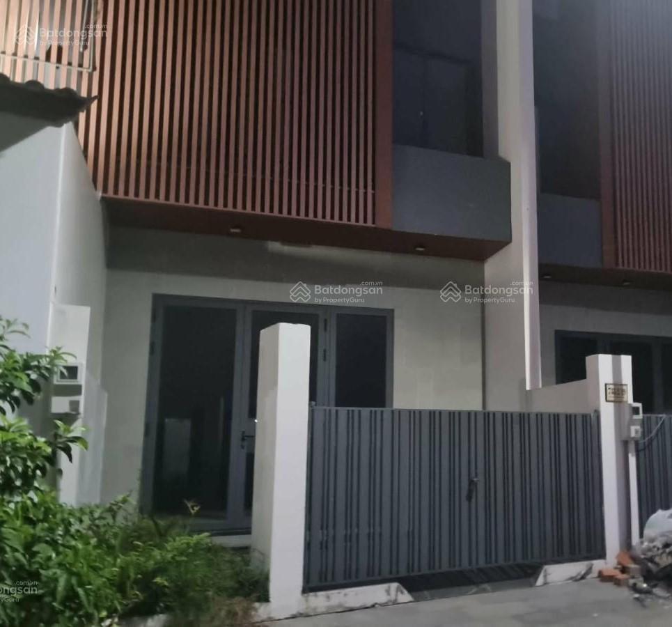 Nhà thô đẹp  3 tầng  trước nhà trải nhựa đường 10m có vỉa hè  sát dự án gs  733 nguyễn bình