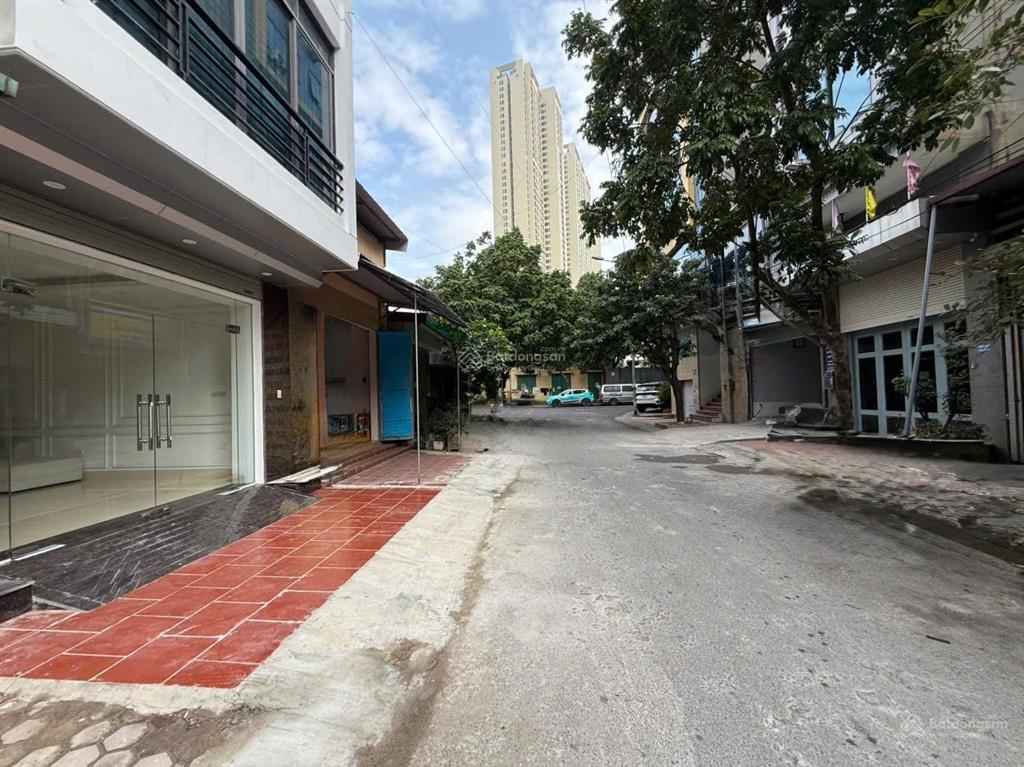 Nhà 7 tầng thang máy mới hoàn thiện đầy đủ nội thất xịn sò. dịch vụ la khê ngay ngã tư lê trọng tân