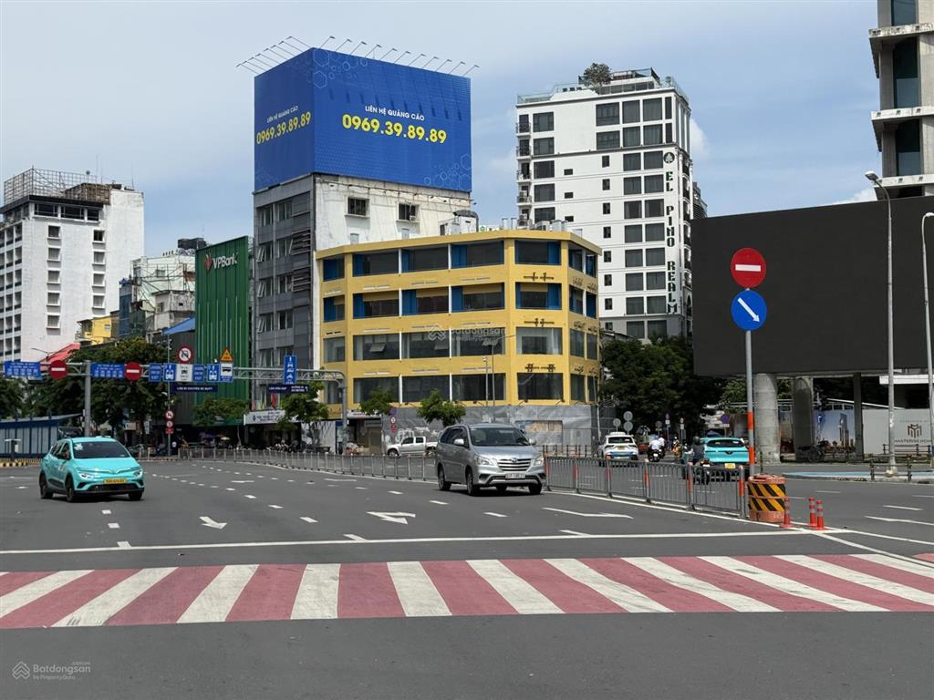 Cho thuê tòa góc 2mt địa chỉ 181 hàm nghi  phó đức chính quận 1  diện tích 24x16m, dts 2.000m2