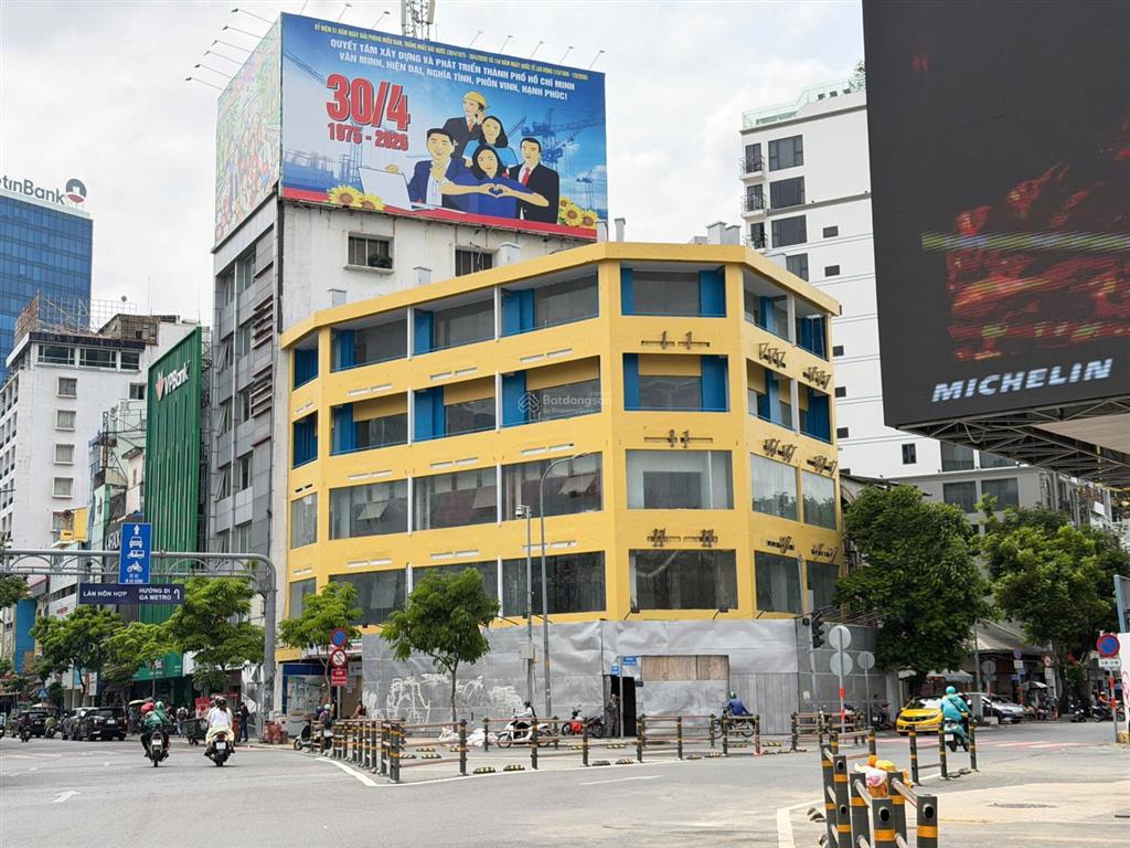 Cho thuê tòa góc 2mt địa chỉ 181 hàm nghi  phó đức chính quận 1  diện tích 24x16m, dts 2.000m2
