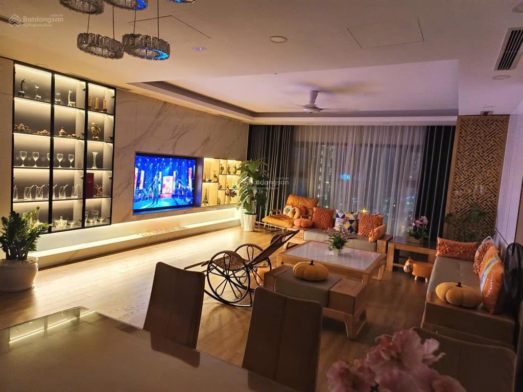Trao đổi trực tiếp với chủ k cần qua môi giới, e bán căn 3pn 138m2 tòa a view nhìn ra phố duy tân