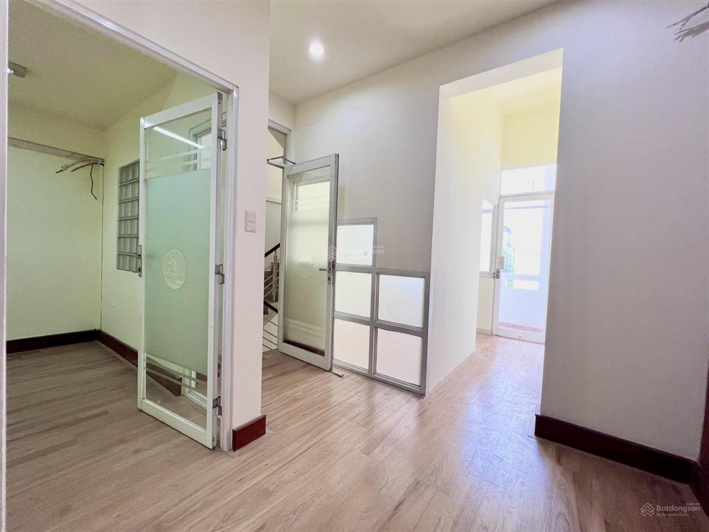 Cho thuê gấp mặt bằng tầng 1 ngay nhà phố mỹ hưng có sẵn máy lạnh, bàn ghế