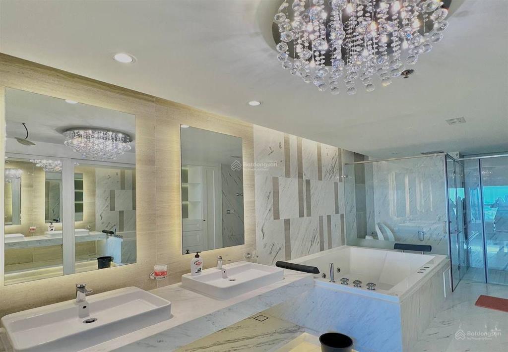 Cho thuê vào ở ngay căn hộ vincom centevin2pn góc 2 view nhà thờ đức bà, bitesco, quận 1 cực đẹp