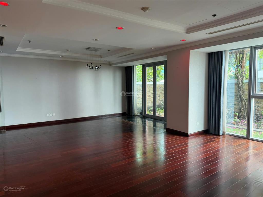 Cực hiếm căn hộ vincom center tầng sân vườn, 3pn căn góc view bến bạch đằng quận 1
