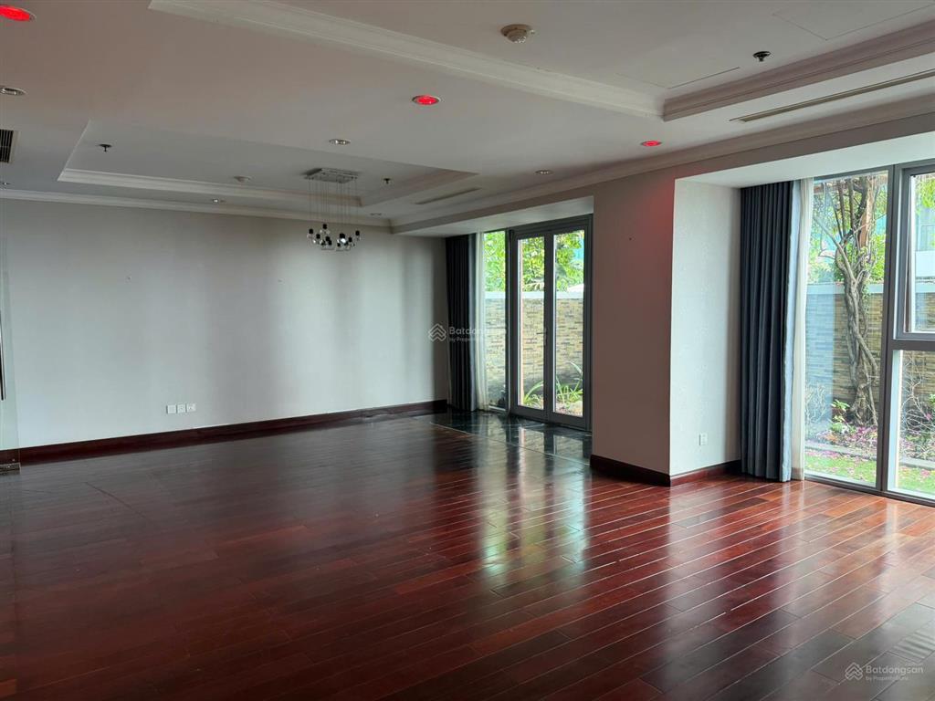 Cho thuê căn siêu vip vincom center  quận 1, góc 2 view bến bạch đằng cực đẹp