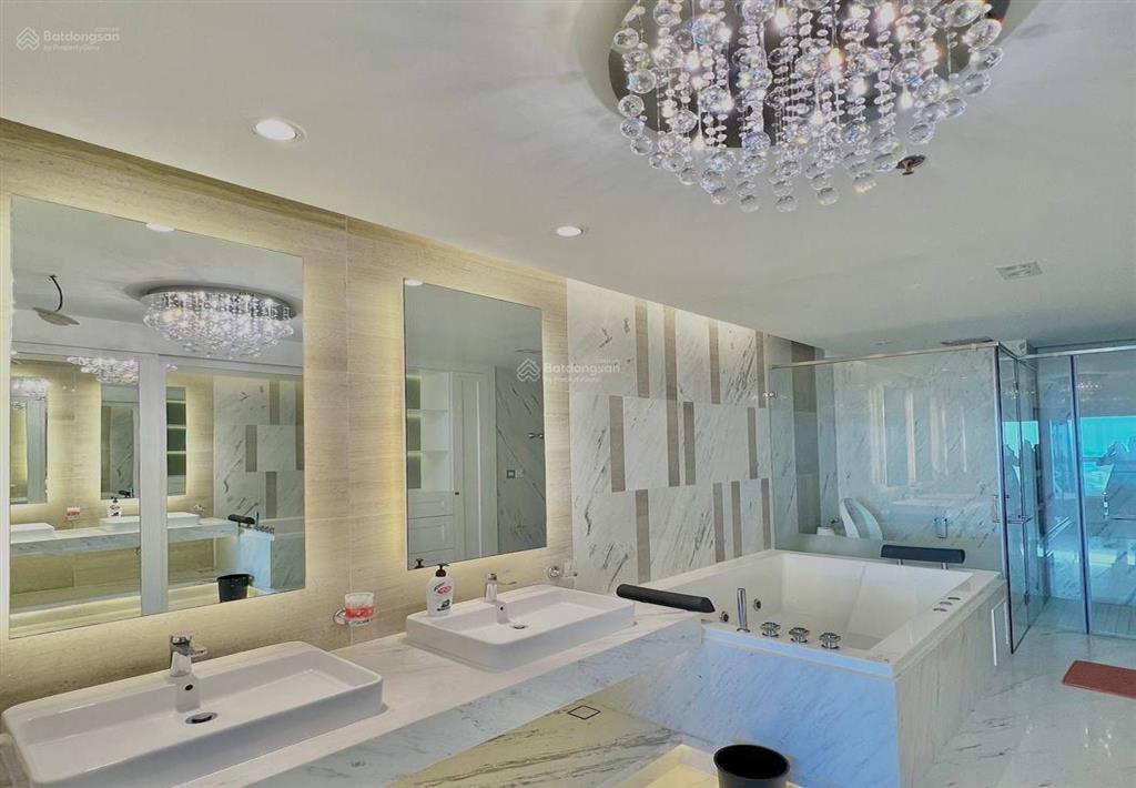 Cho thuê căn hộ 2pn nội thất cao cấp ngay tòa vincom center, quận 1 view góc cực đỉnh