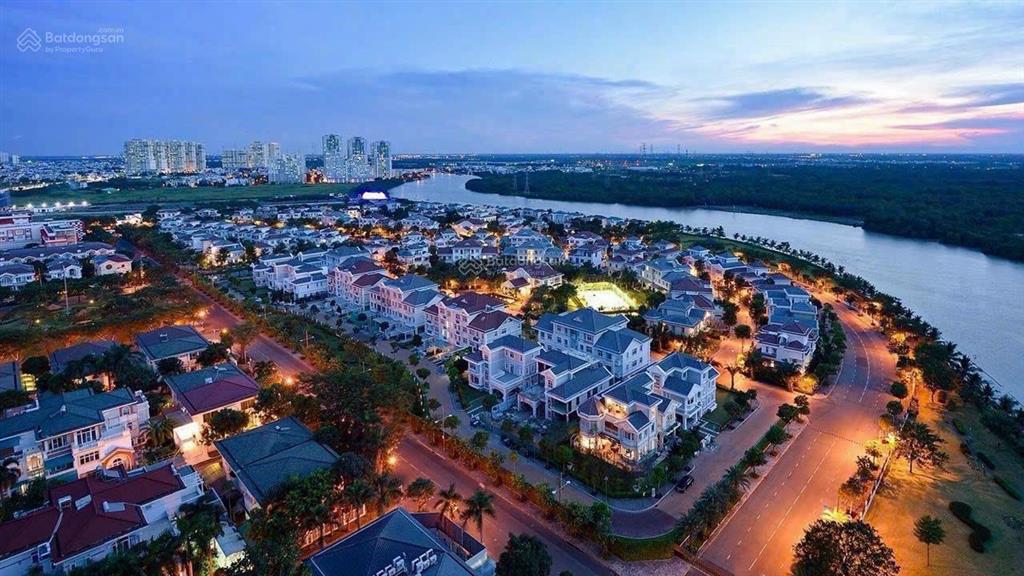 Bán gấp căn biệt thự liên kế vườn chateau 7*22m, 4 tầng, nhà thô đối diện hồ bơi trung tâm