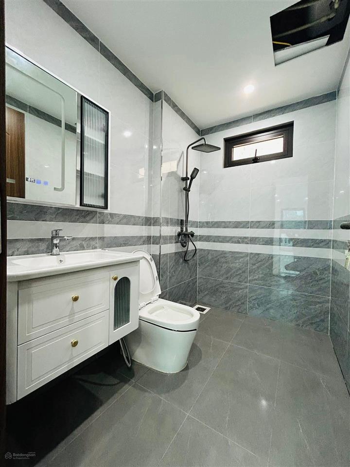 Chính chủ bán nhà mp trung phụng  6 tầng thang máy  vỉa hè rộng  kinh doanh.