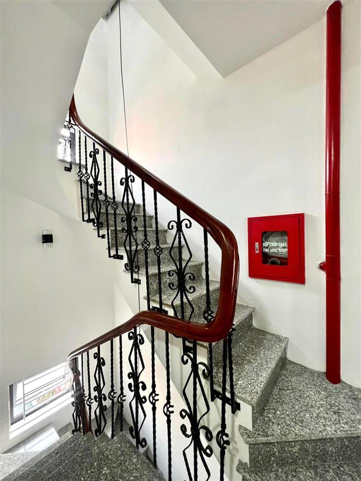 Chính chủ  mặt phố thanh xuân  8 tầng thang máy  lô góc.