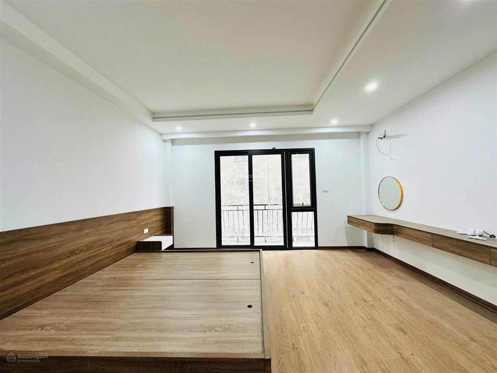 Cầu giấy  6 tầng thang máy  ngõ thông  ô tô đỗ cửa  chỉ nhỉnh 17.x tỷ.
