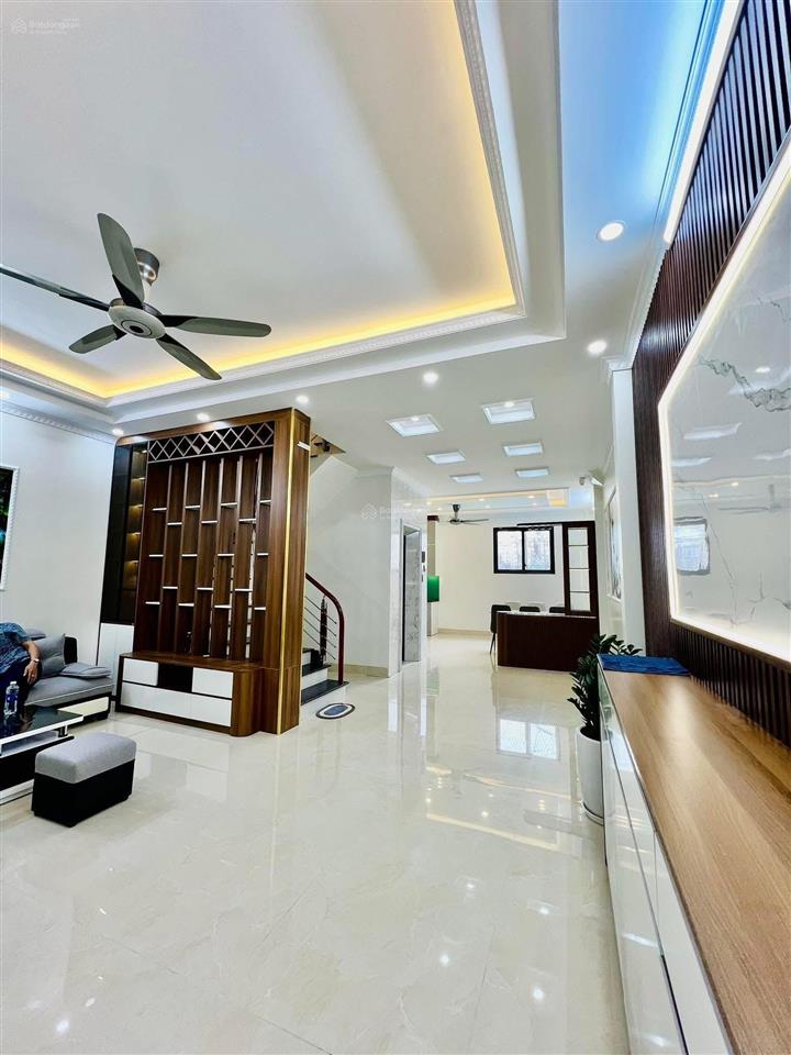 Mặt tiền võ văn dũng  9 tầng thang máy  vỉa hè  kinh doanh  dòng tiền 150tr/tháng.