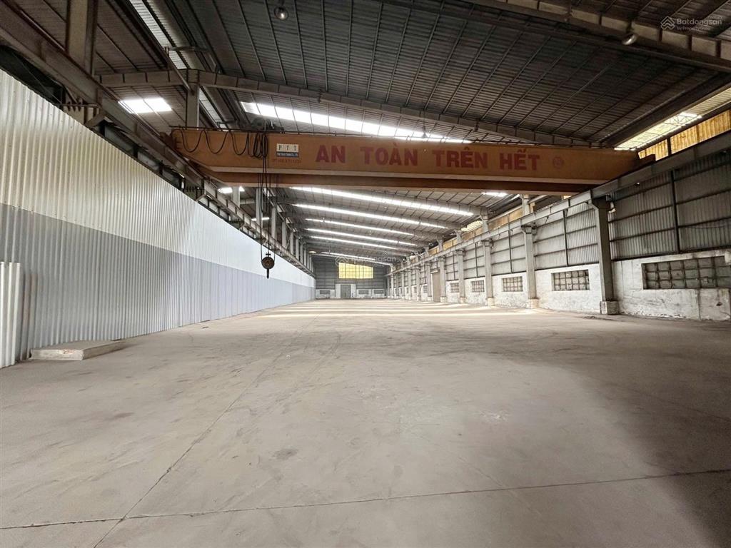 Cho thuê 1900m2  kcn tân tạo, thuê dài hạn, tặng cẩu trục 25t