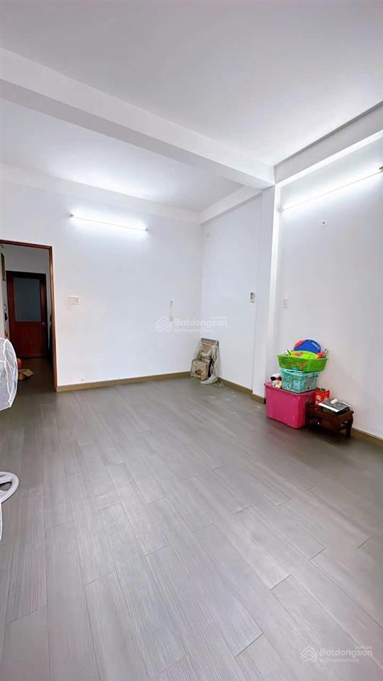Nhà xây mới 2 tầng, diện tích 84 m2, hẻm xe hơi rộng rãi đường đoàn văn bơ, nội ngoại thất cao cấp.
